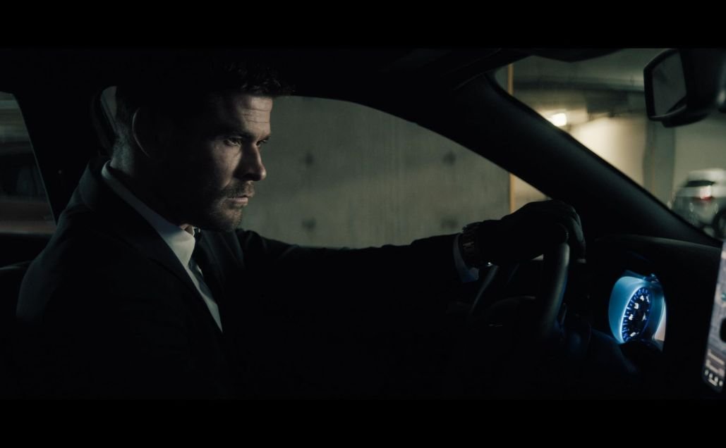 Crime 101 movie scene featuring Chris Hemsworth inside a vehicle